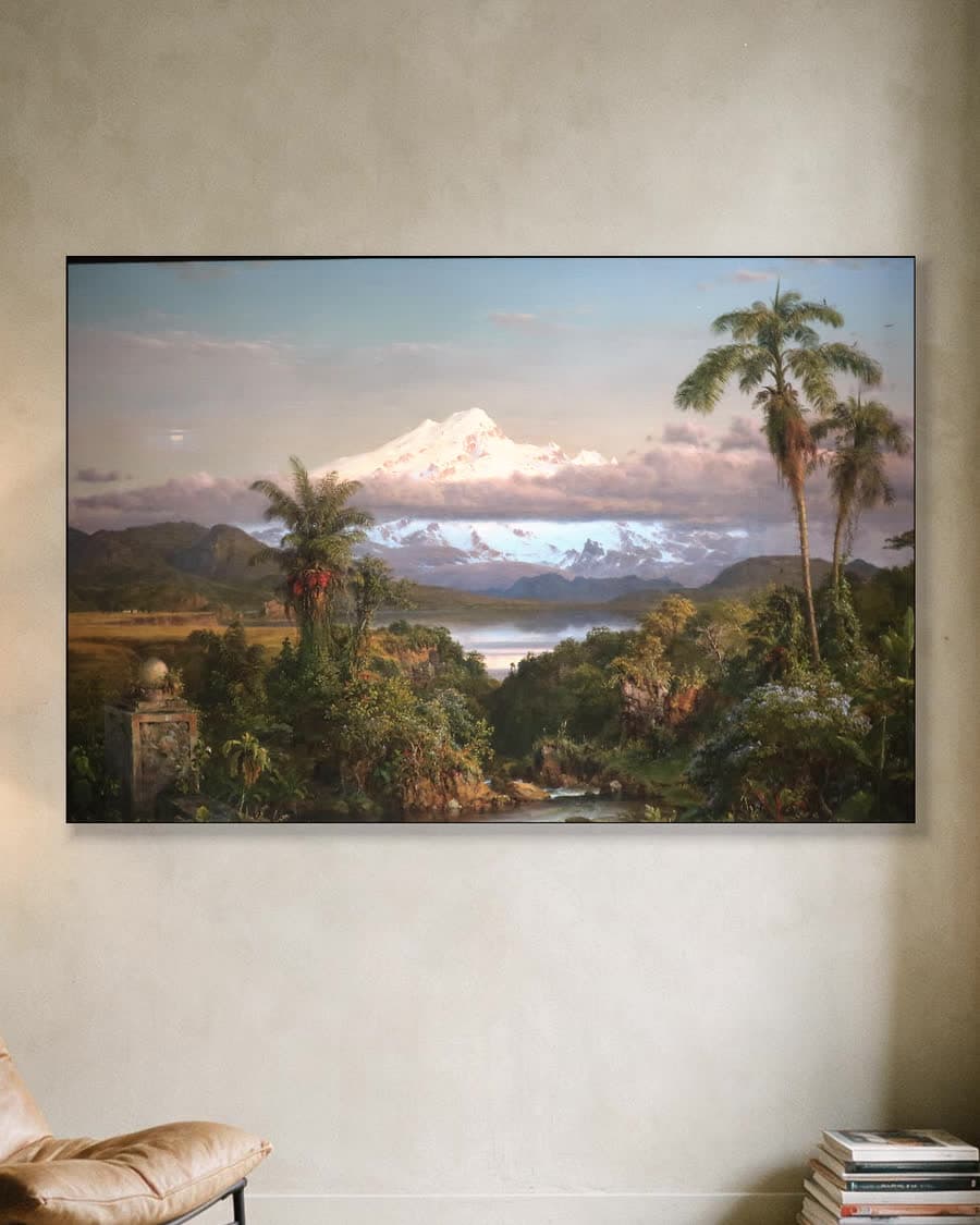De besneeuwde top van Cayambe in een aluminium frame aan dezelfde muur