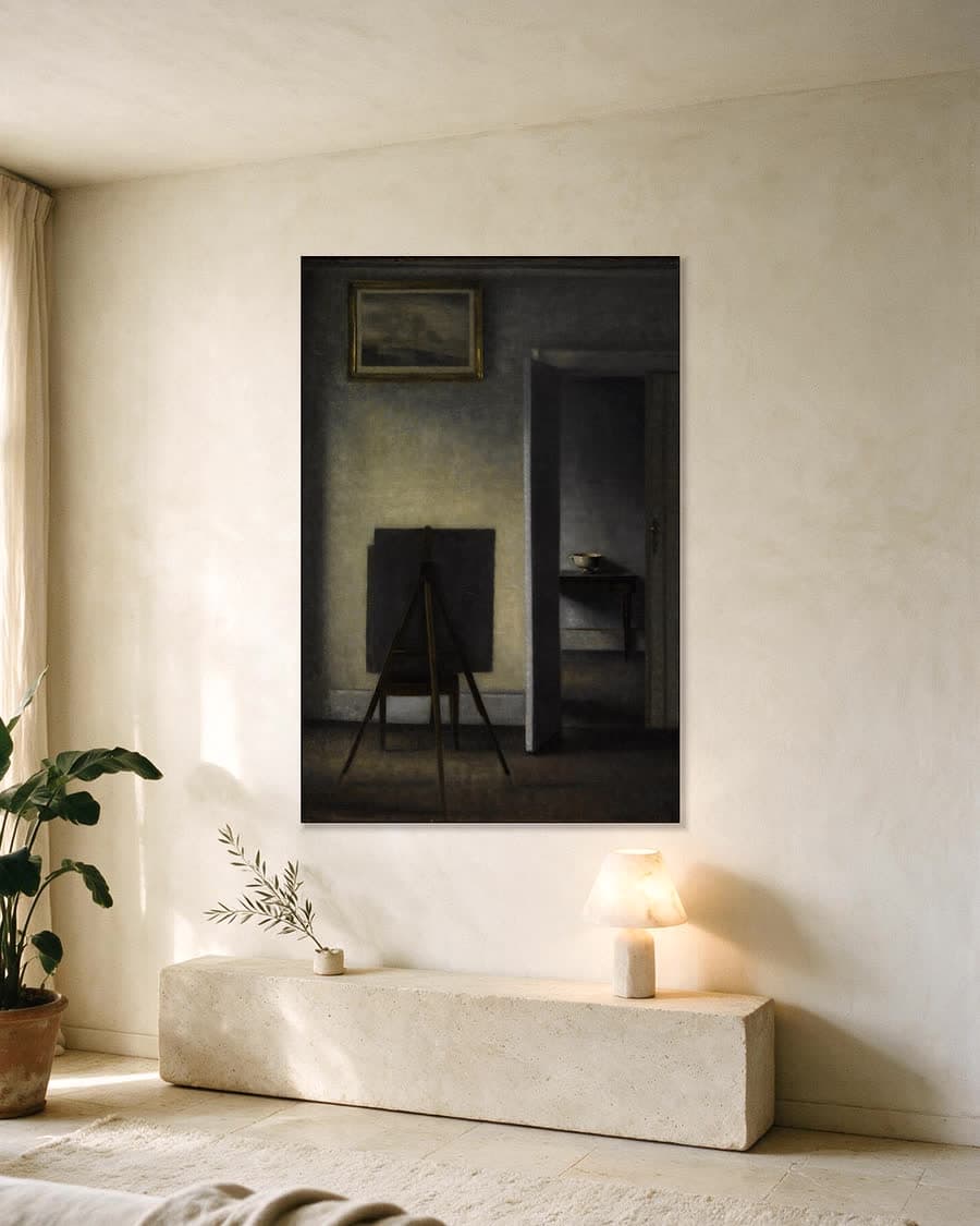 Interieur met de schildersezel in een aluminium frame aan dezelfde muur
