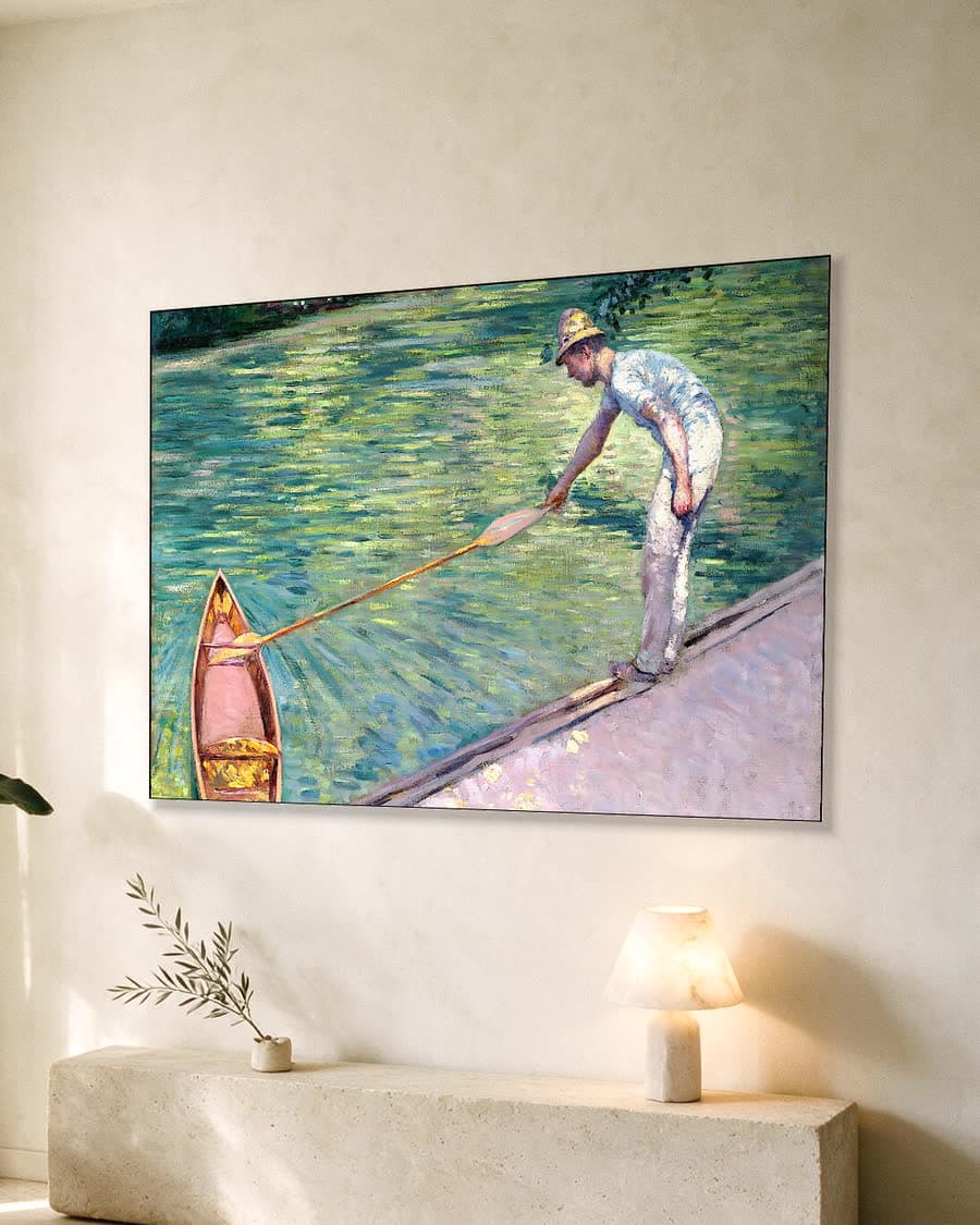 Man die zijn boot aanlegt in een aluminium frame aan dezelfde muur