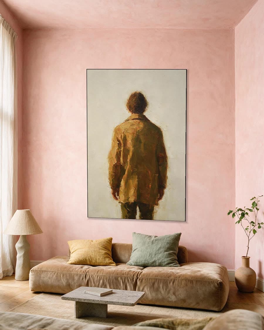 Man in een jas in een aluminium frame aan dezelfde muur