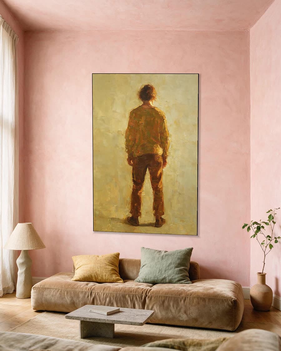 Man tegen een lichte muur in een aluminium frame aan dezelfde muur
