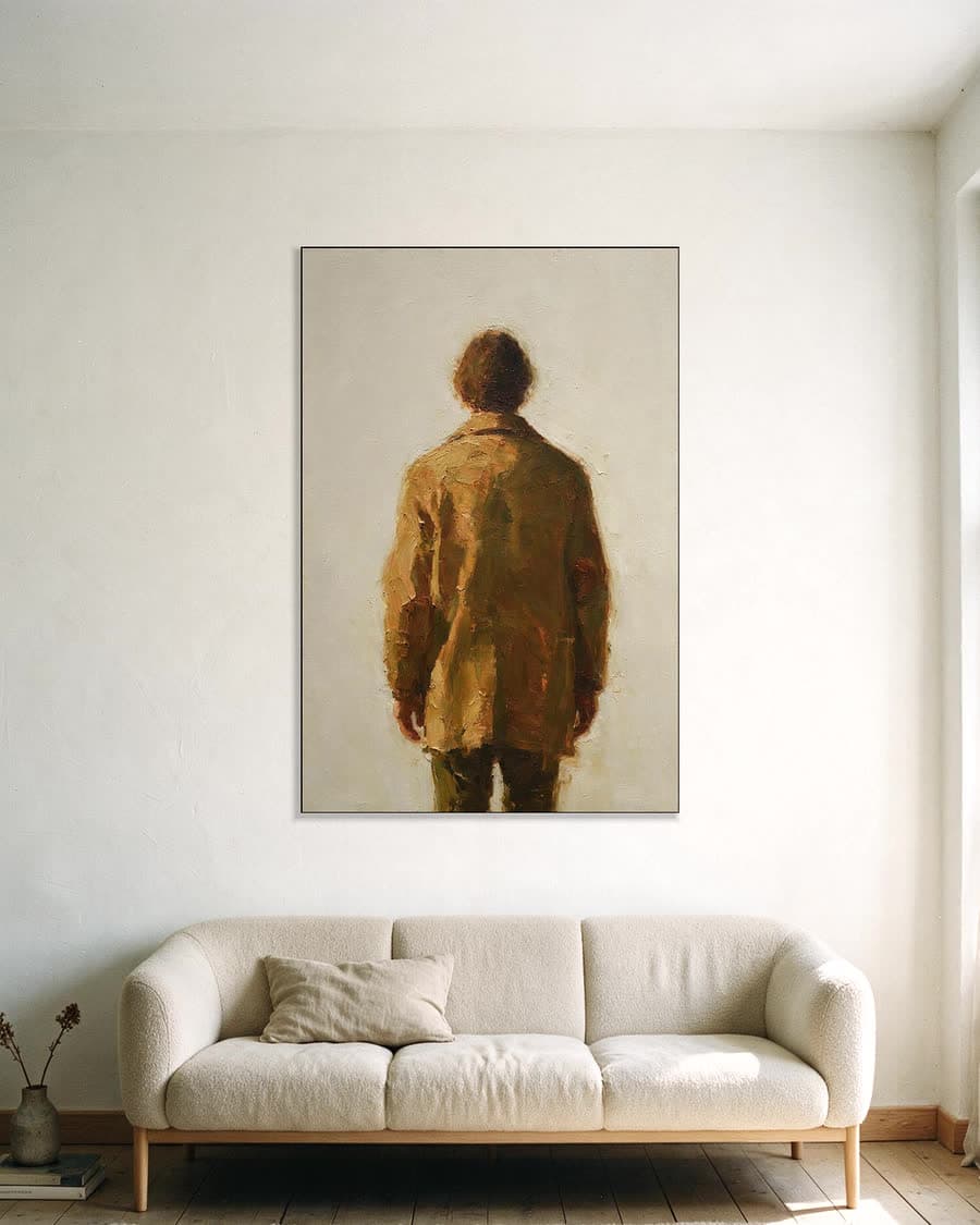 Man in een jas in een aluminium frame aan dezelfde muur