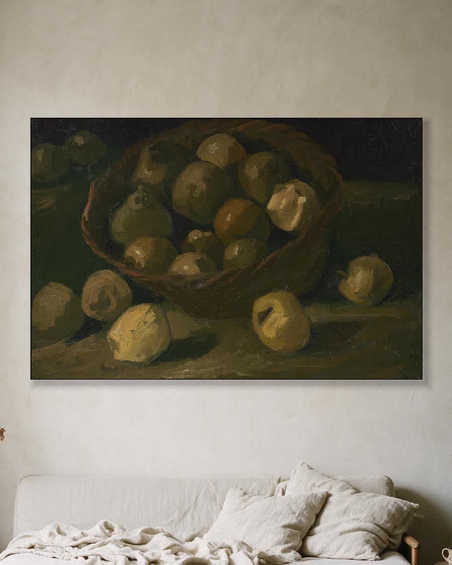 Mand met appels in een aluminium frame aan dezelfde muur