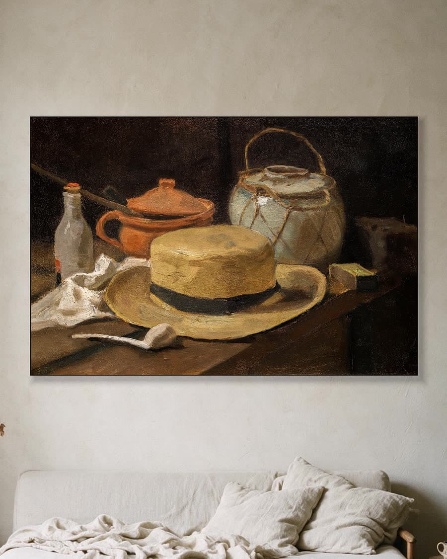 Stilleven met gele strohoed in een aluminium frame aan dezelfde muur