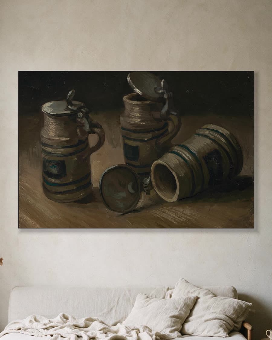 Bierpullen in een aluminium frame aan dezelfde muur