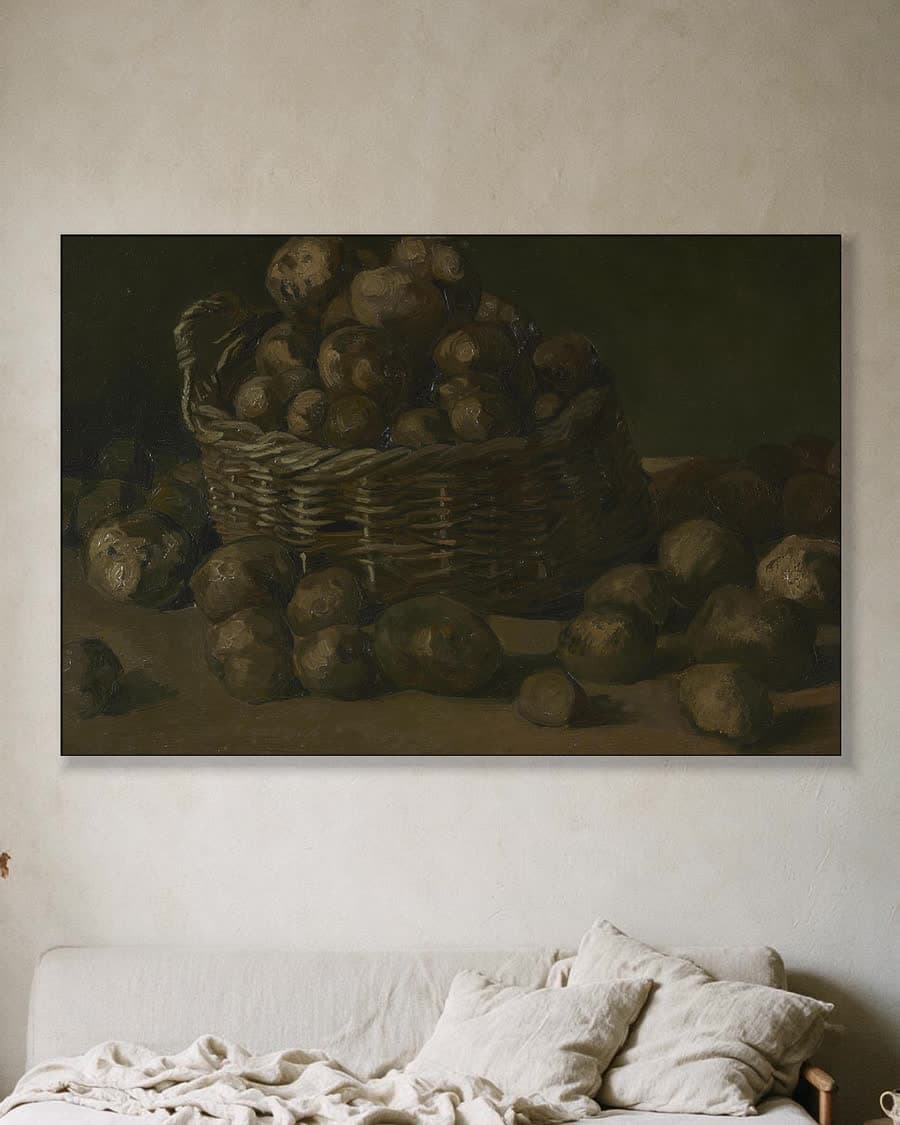Mand met aardappels in een aluminium frame aan dezelfde muur