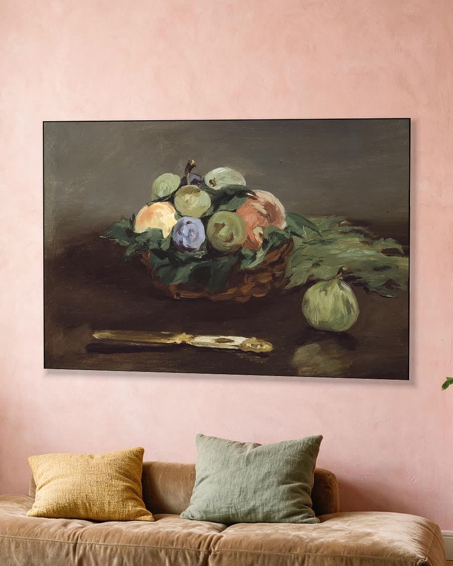 Mand met fruit in een aluminium frame aan dezelfde muur