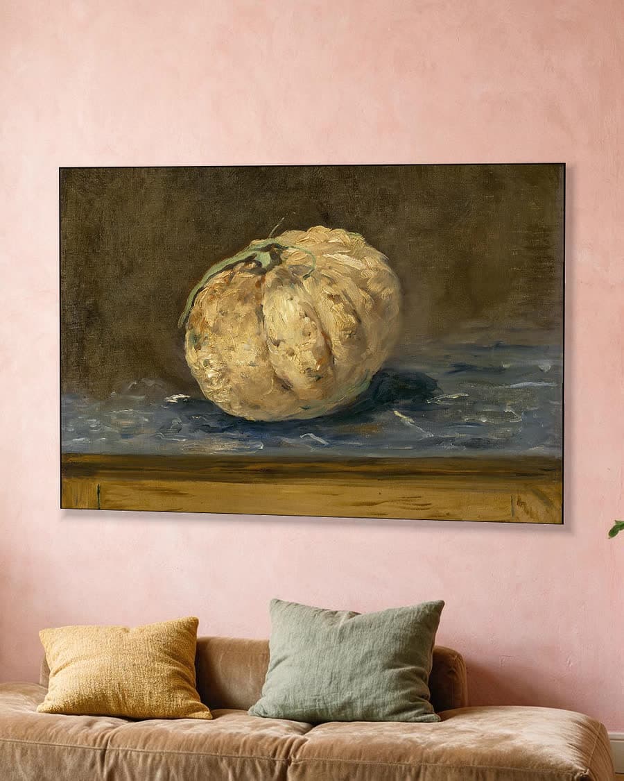 De meloen in een aluminium frame aan dezelfde muur