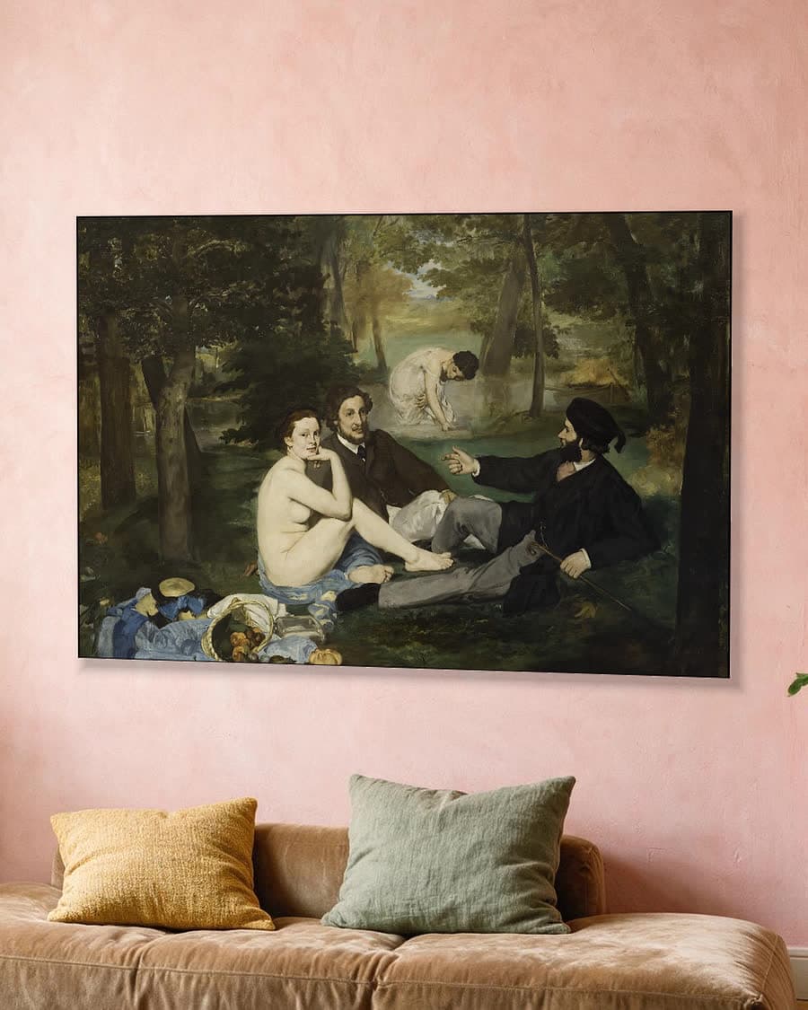 Het ontbijt in het groen (Le déjeuner sur l'herbe) in een aluminium frame aan dezelfde muur