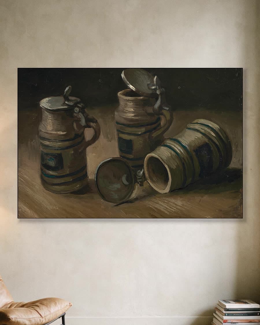 Bierpullen in een aluminium frame aan dezelfde muur