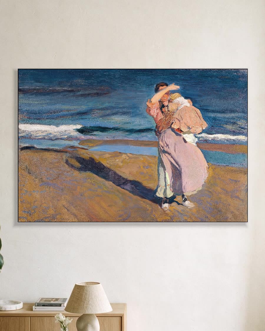 Vissersvrouw met haar kind in een aluminium frame aan dezelfde muur