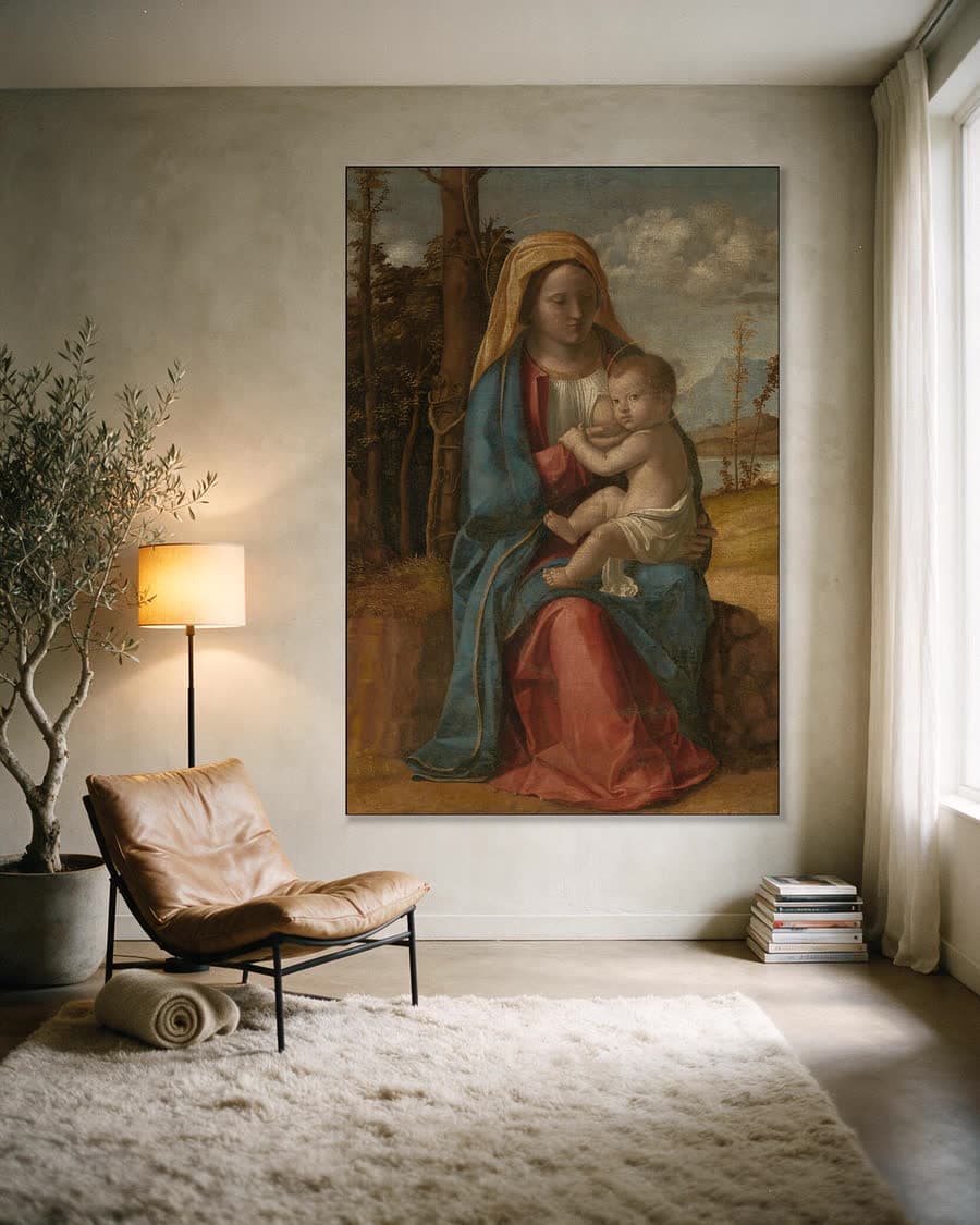 Maria met kind in een aluminium frame aan dezelfde muur