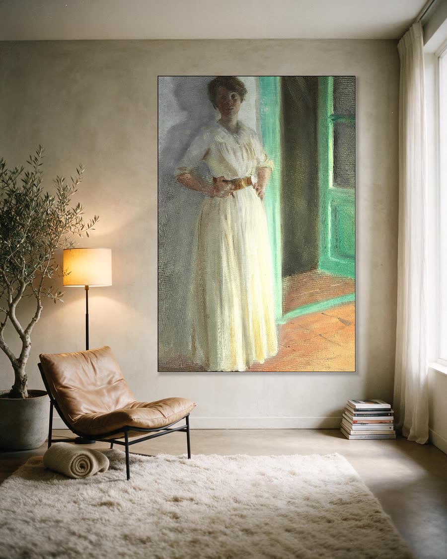 Marie Krøyer bij lamplicht op het terras in een aluminium frame aan dezelfde muur