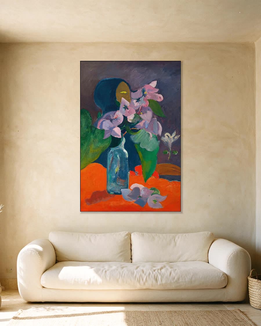 Stilleven met bloemen en idool in een aluminium frame aan dezelfde muur