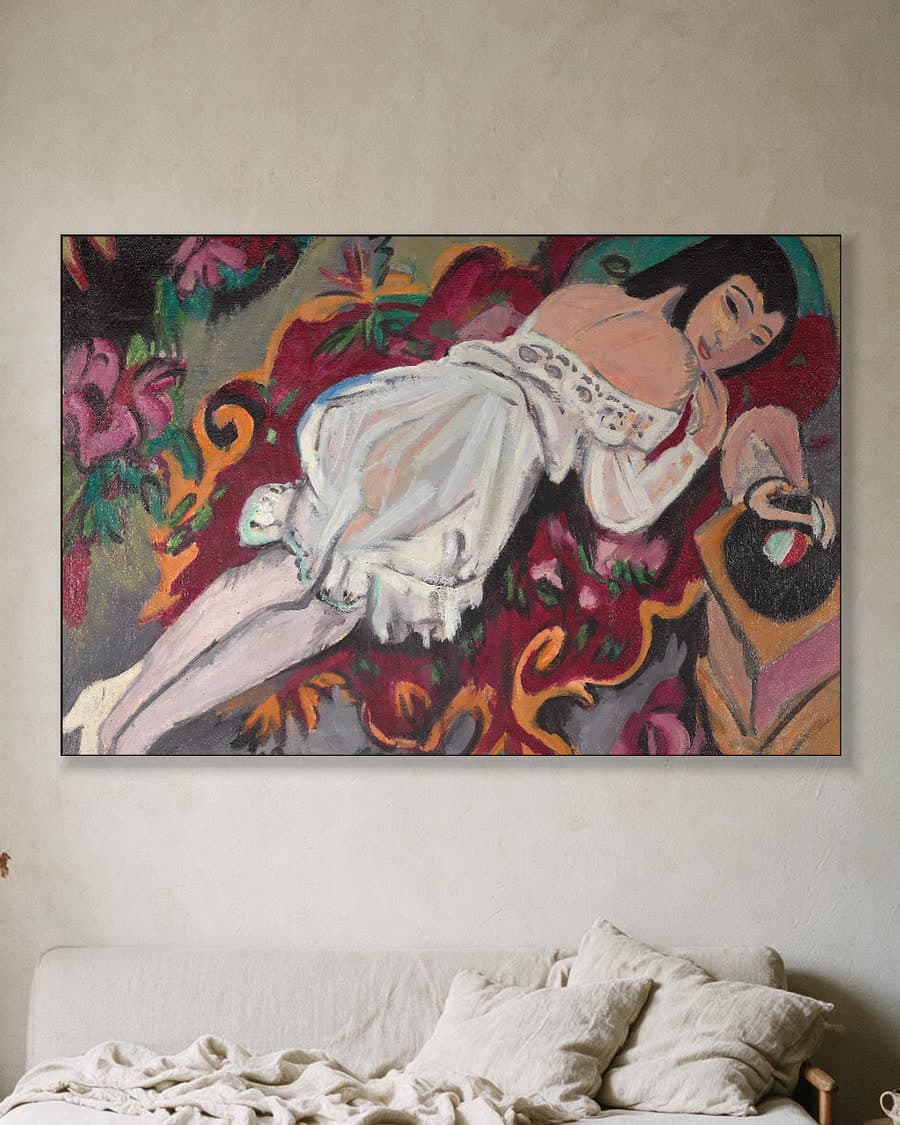 Meisje in wit hemd in een aluminium frame aan dezelfde muur