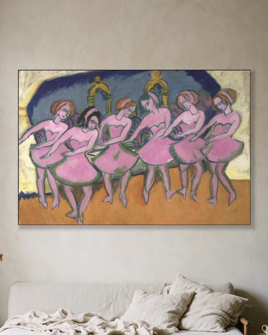 Zes danseressen in een aluminium frame aan dezelfde muur