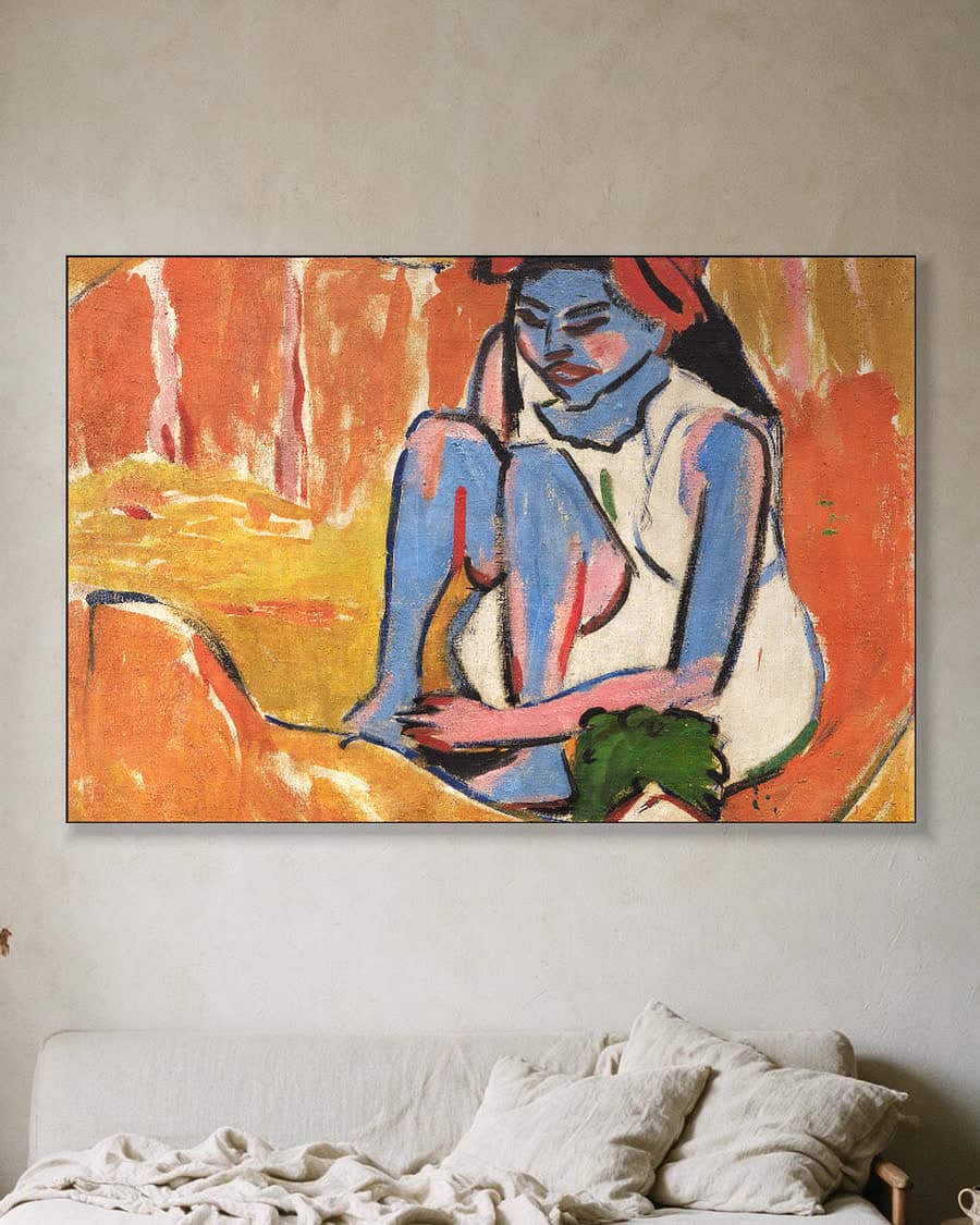 Blauw meisje in de zon in een aluminium frame aan dezelfde muur