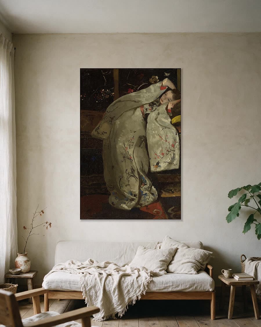 Meisje in witte kimono in een aluminium frame aan dezelfde muur