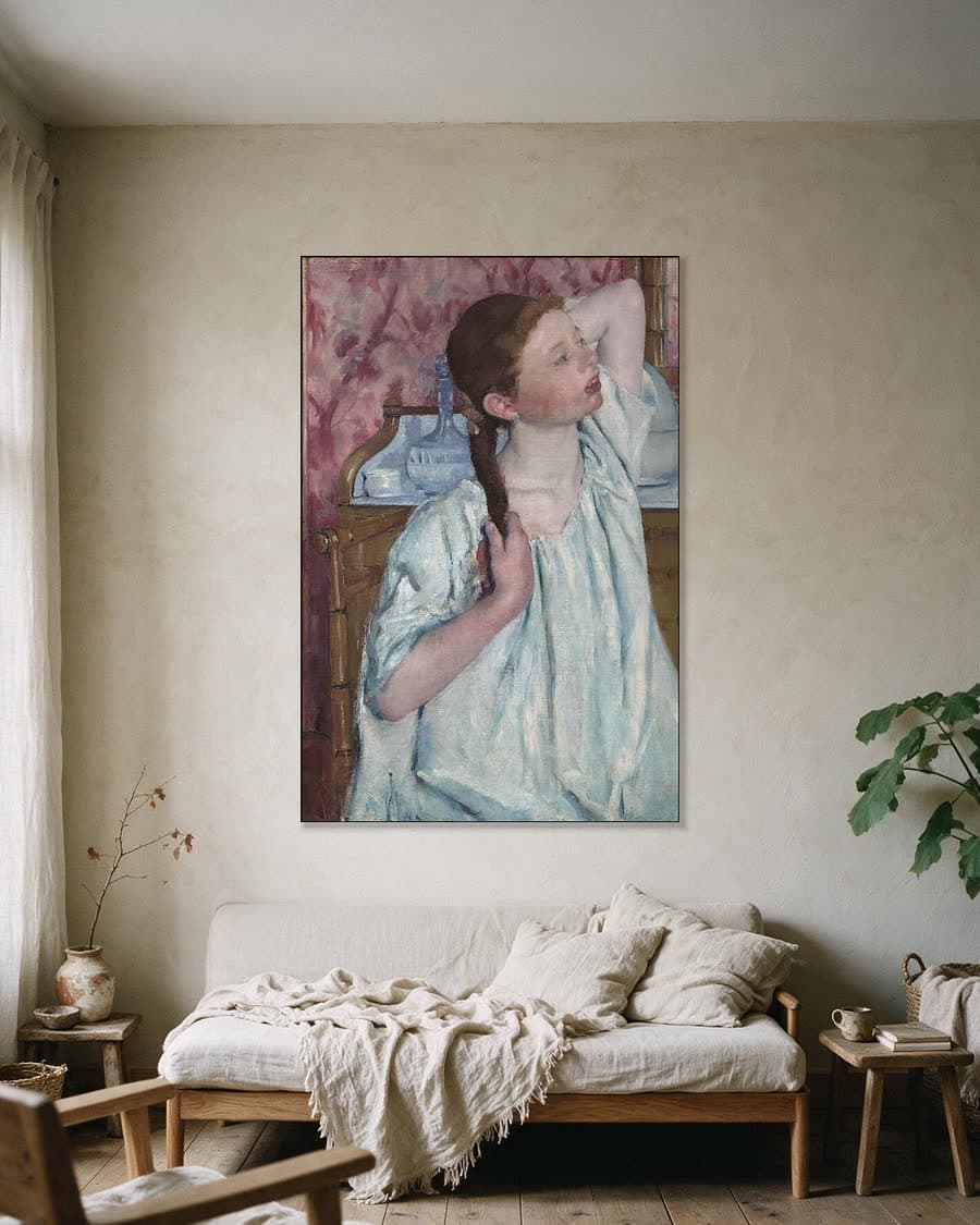 Girl Arranging Her Hair in een aluminium frame aan dezelfde muur