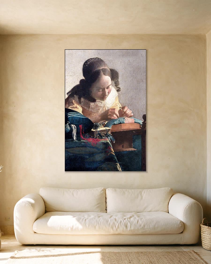 De Kantwerkster in een aluminium frame aan dezelfde muur