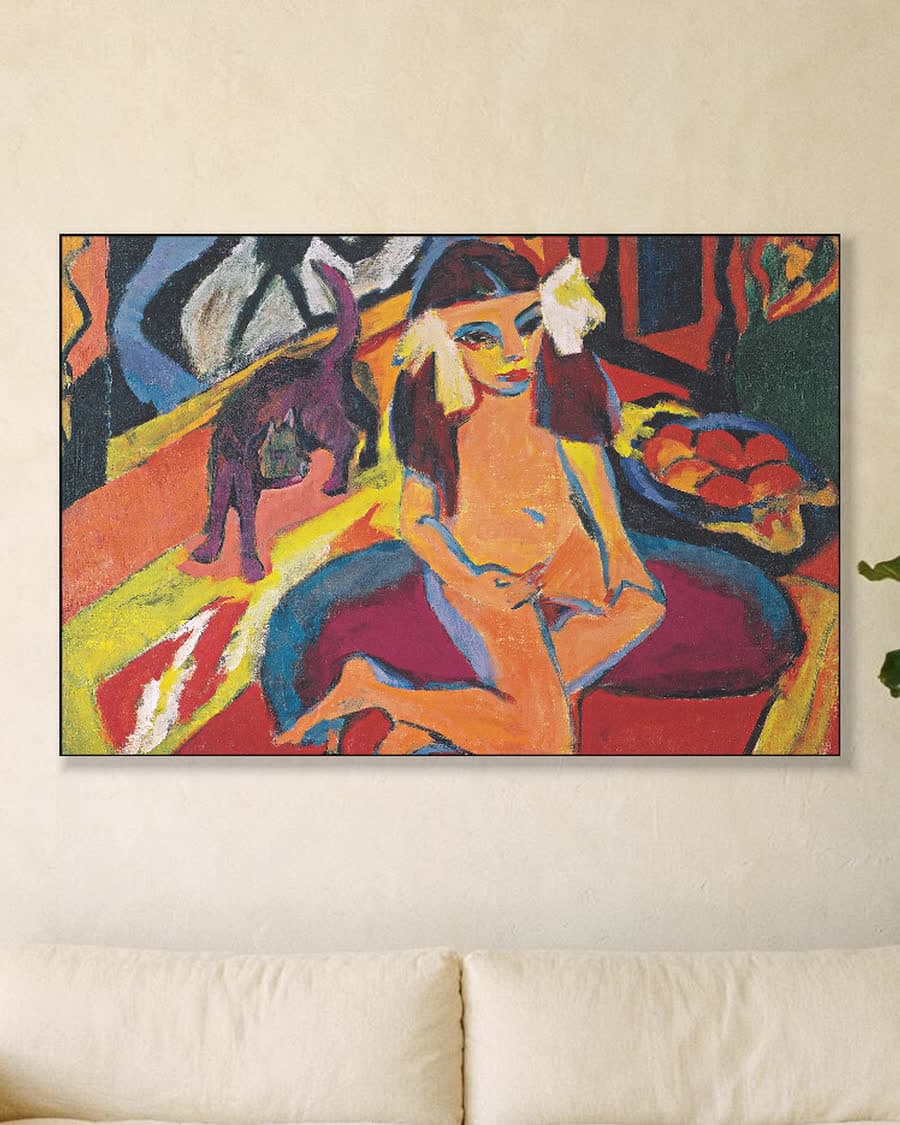 Meisje met kat (Franzi) in een aluminium frame aan dezelfde muur