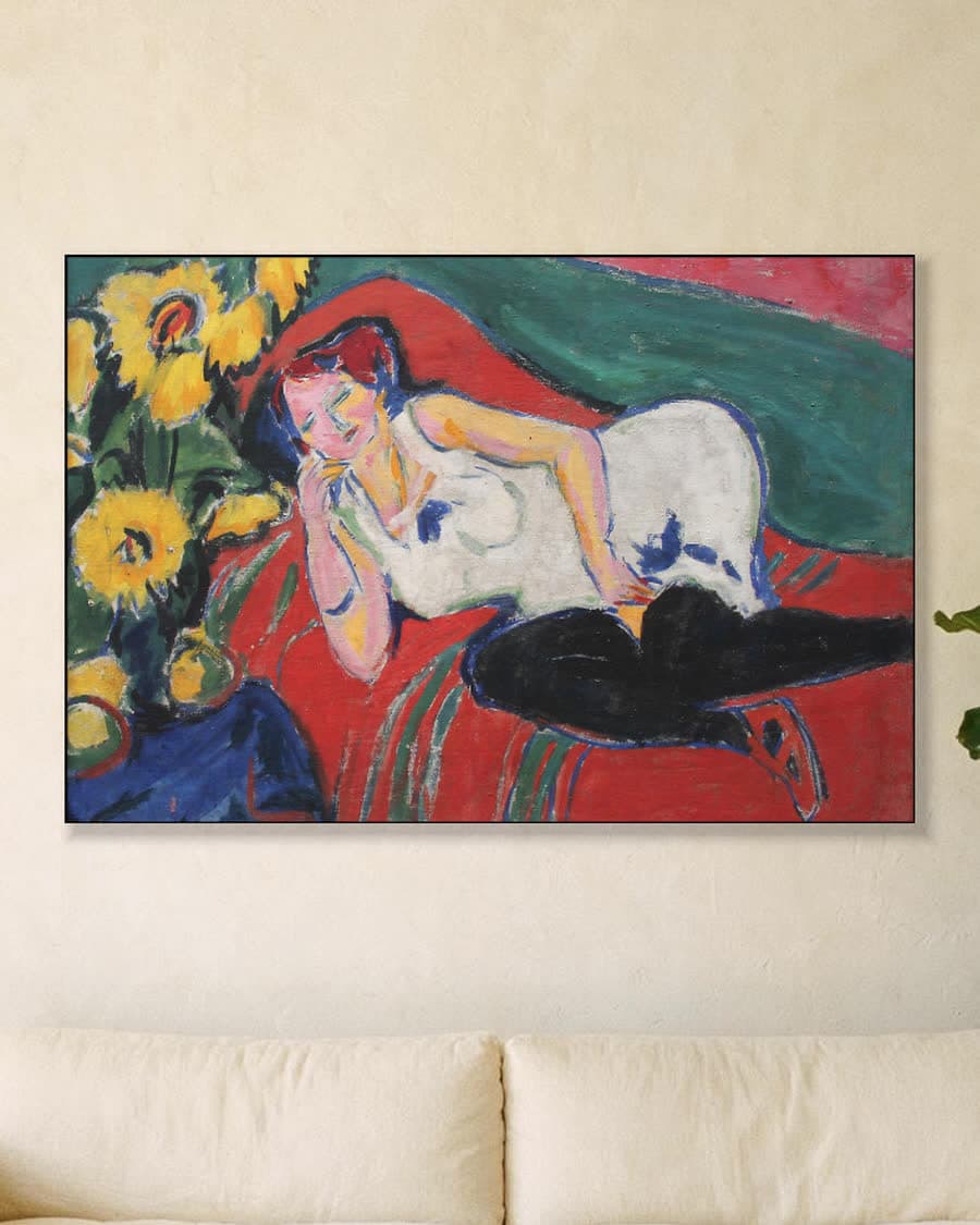 Liggende vrouw in een wit hemd in een aluminium frame aan dezelfde muur