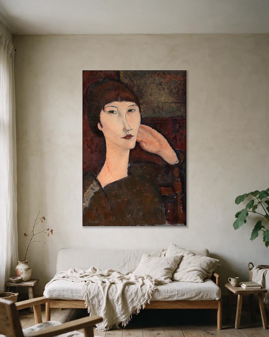 Adrienne, vrouw met pony in een aluminium frame aan dezelfde muur