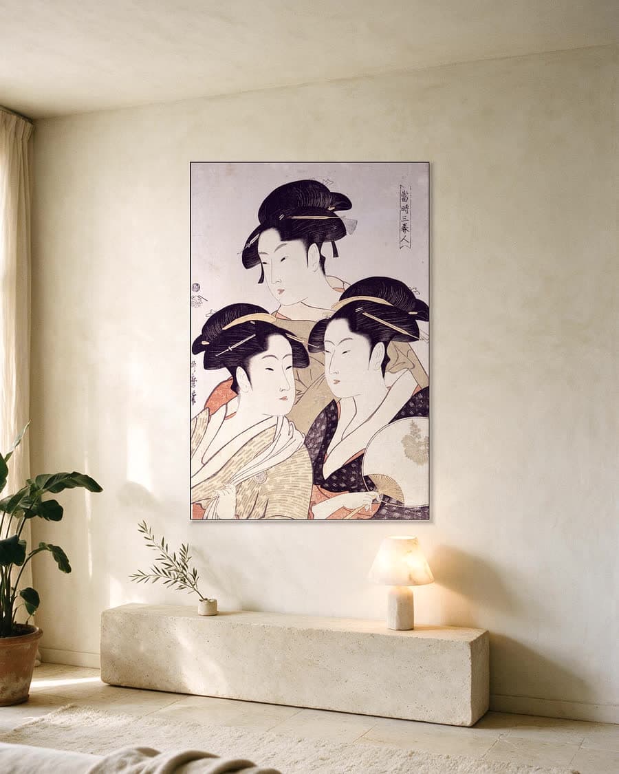 Drie schoonheden in een aluminium frame aan dezelfde muur