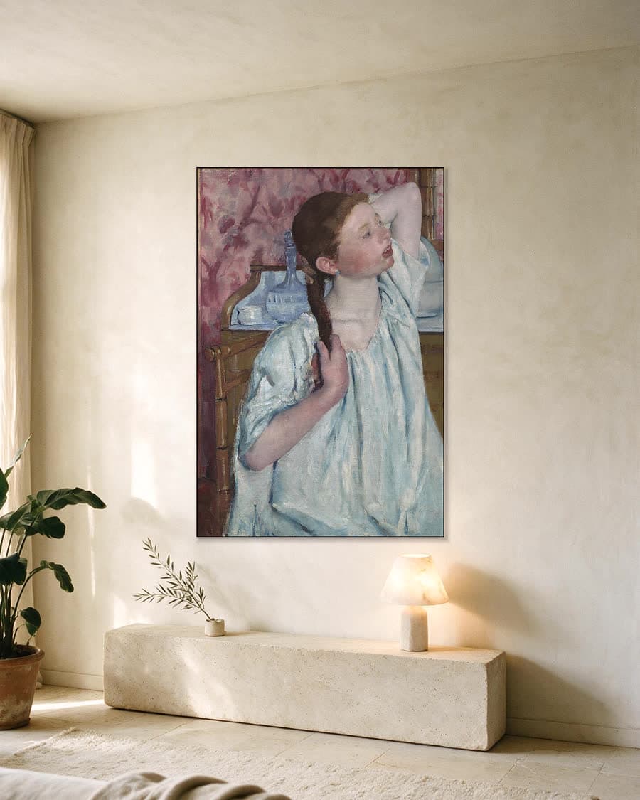 Girl Arranging Her Hair in een aluminium frame aan dezelfde muur