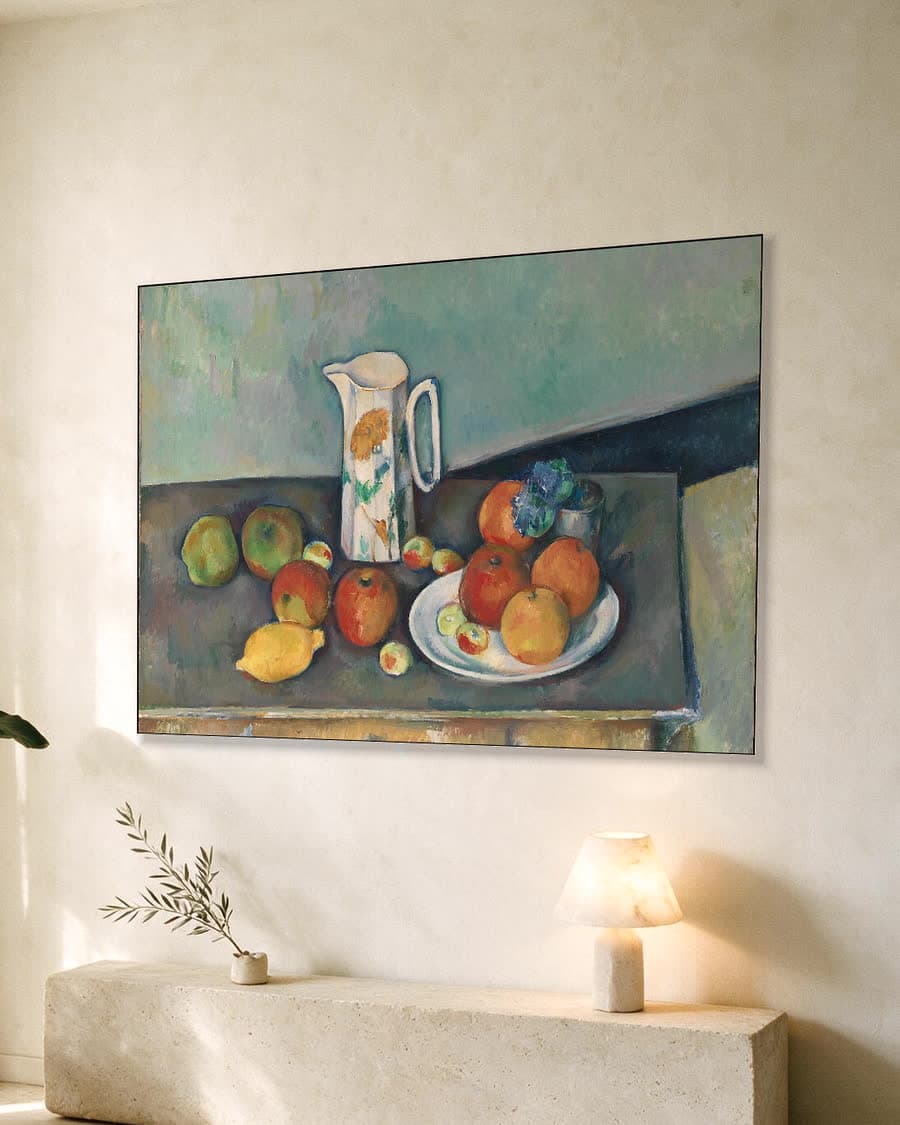 Stilleven met melkkan en fruit op tafel in een aluminium frame aan dezelfde muur