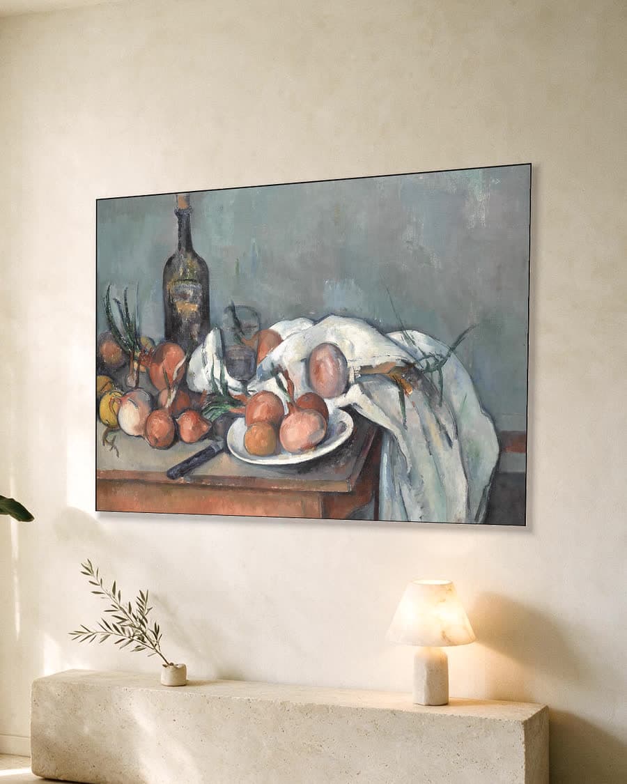 Stilleven met uien in een aluminium frame aan dezelfde muur