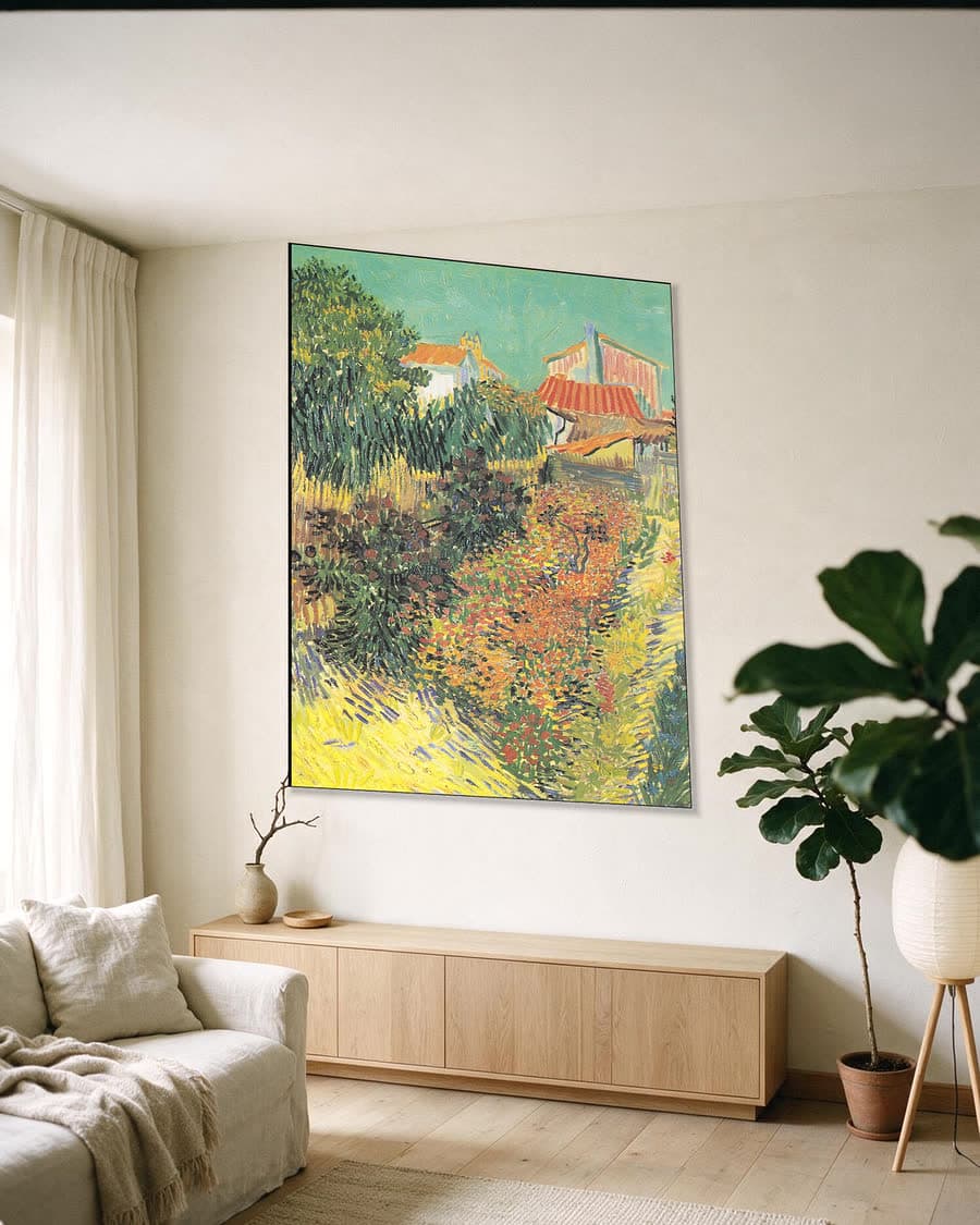 Middag, of tuin achter een huis in een aluminium frame aan dezelfde muur