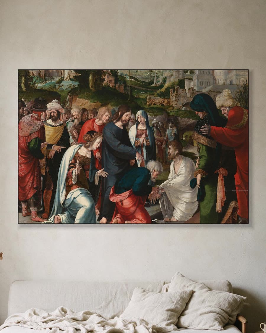 Middenpaneel van een triptiek met de opwekking van Lazarus in een aluminium frame aan dezelfde muur