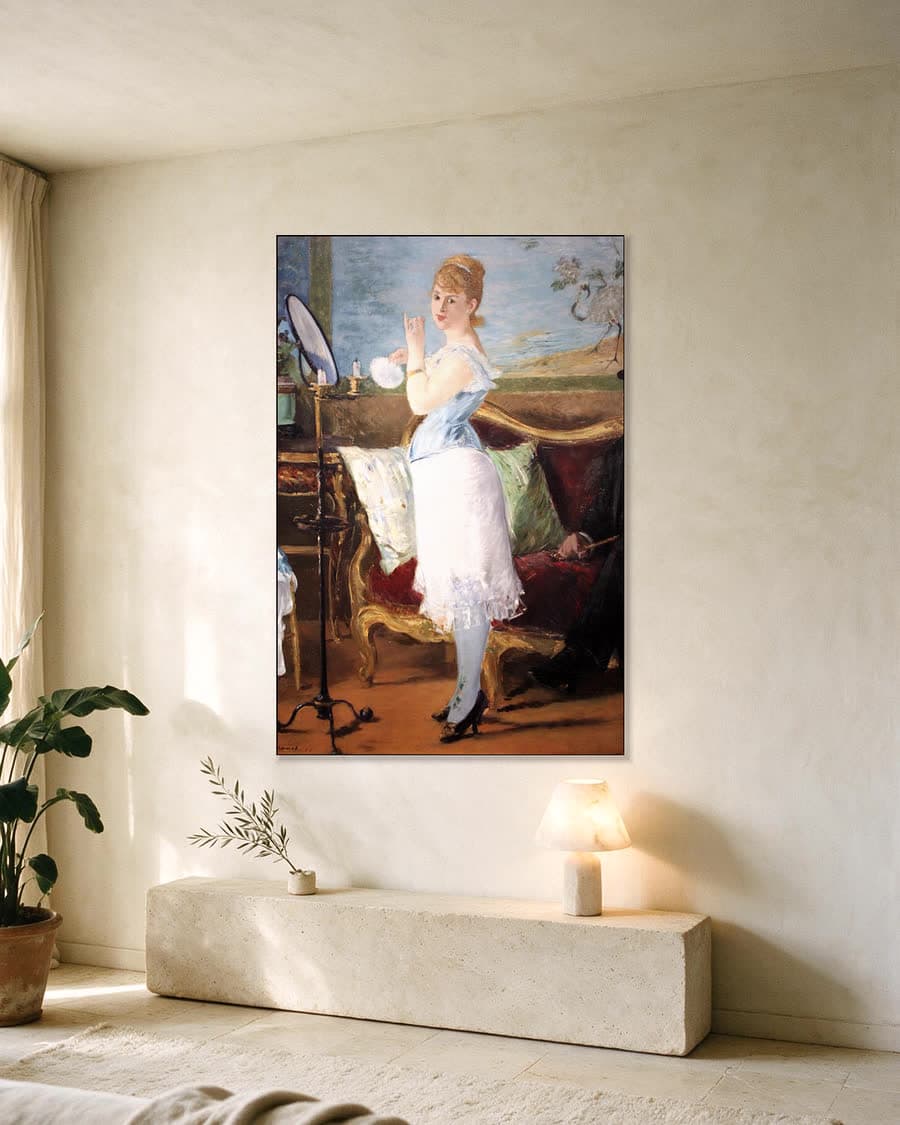 Nana in een aluminium frame aan dezelfde muur