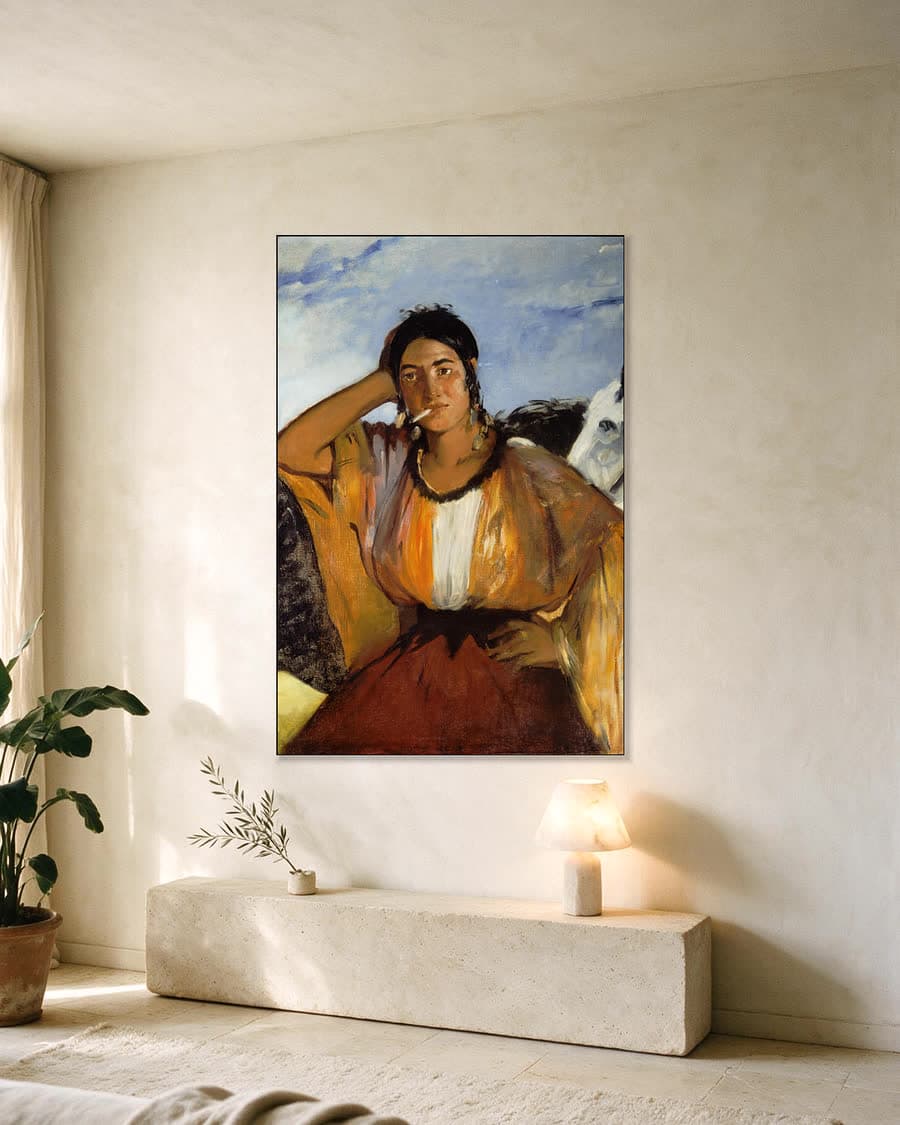 Zigeunerin met een sigaret in een aluminium frame aan dezelfde muur