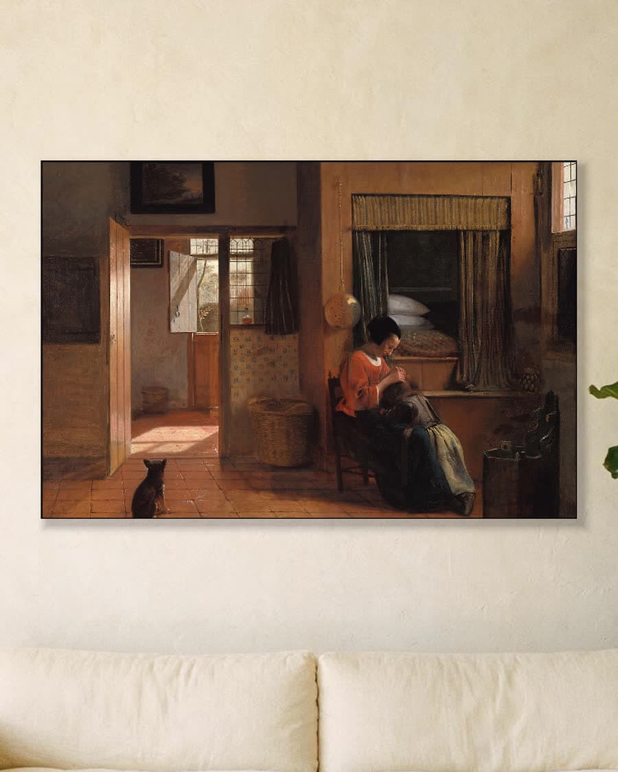 Moedertaak in een aluminium frame aan dezelfde muur