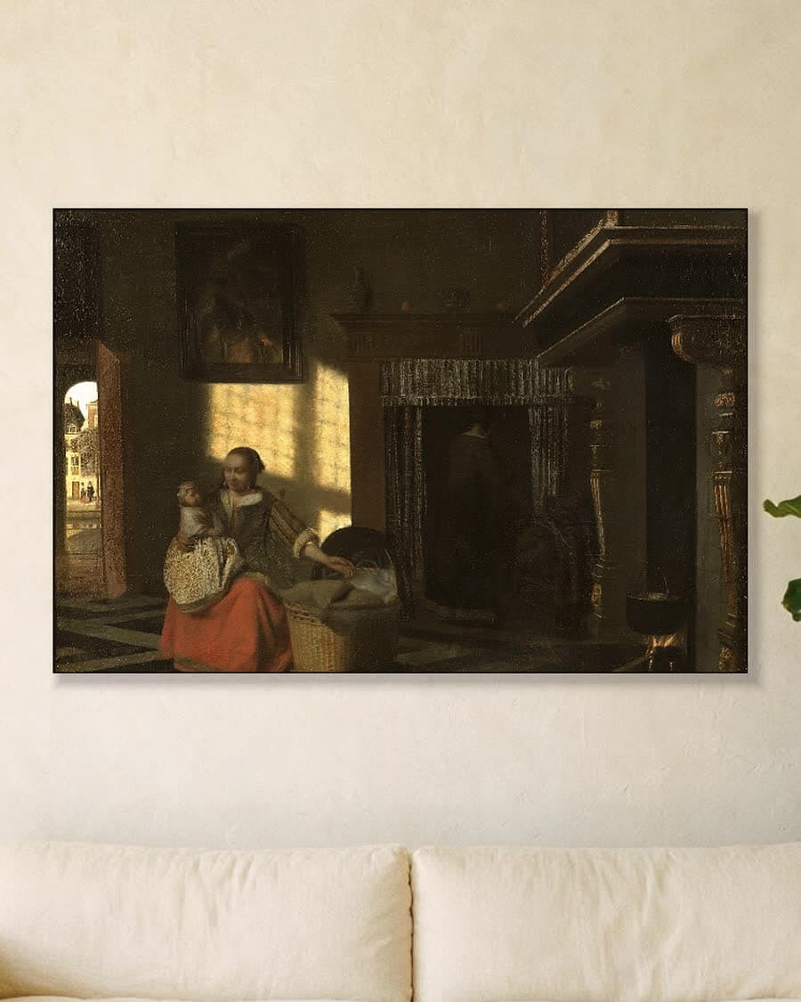 Moeder bij de wieg in een aluminium frame aan dezelfde muur