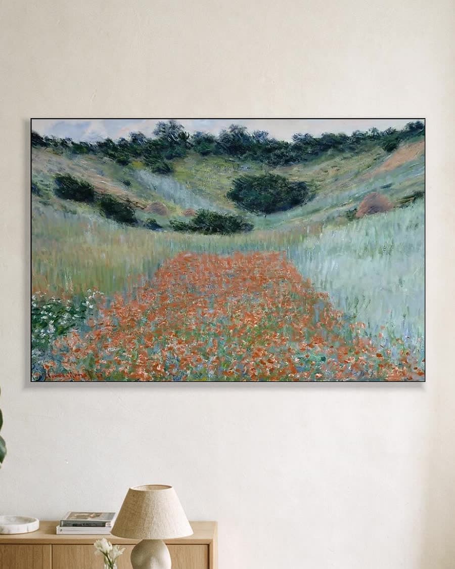 Klaprozen Veld in een Vallei bij Giverny in een aluminium frame aan dezelfde muur