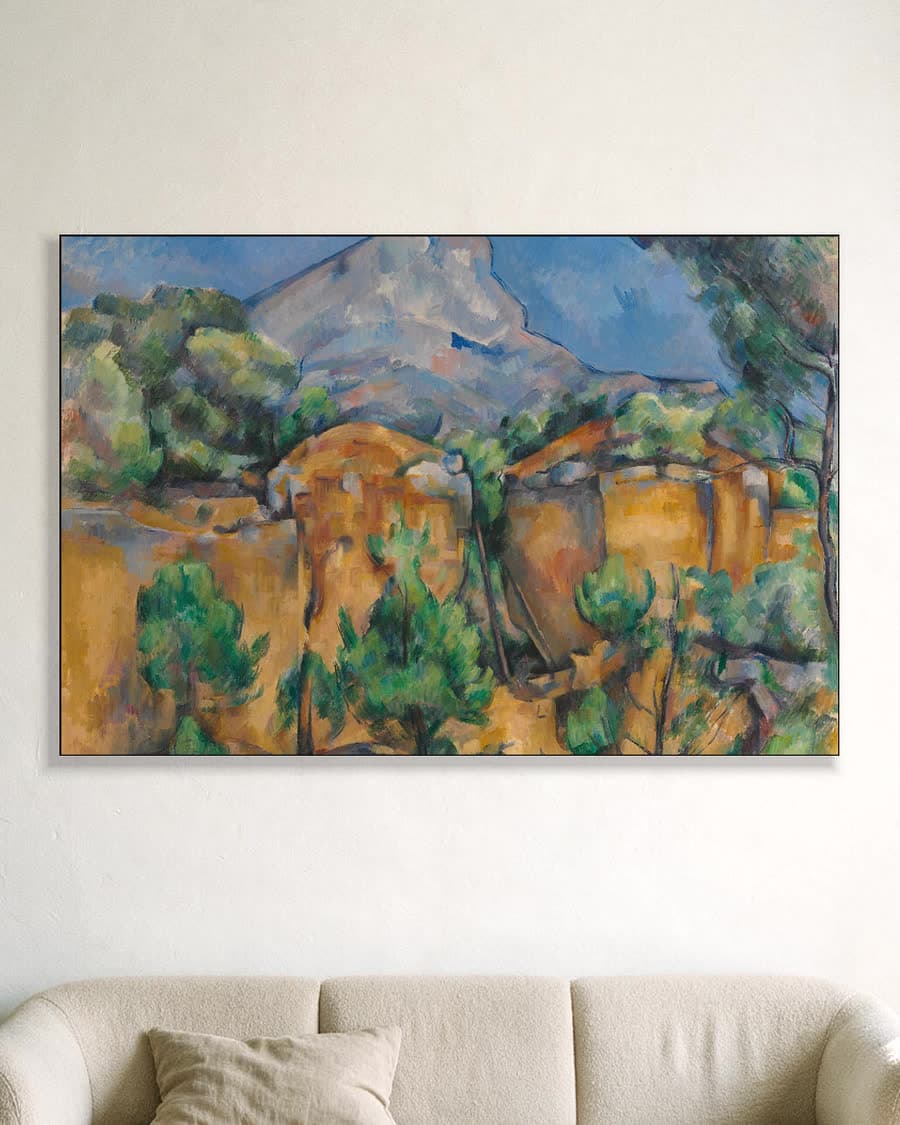 De berg Sainte-Victoire gezien vanuit de groeve Bibémus in een aluminium frame aan dezelfde muur