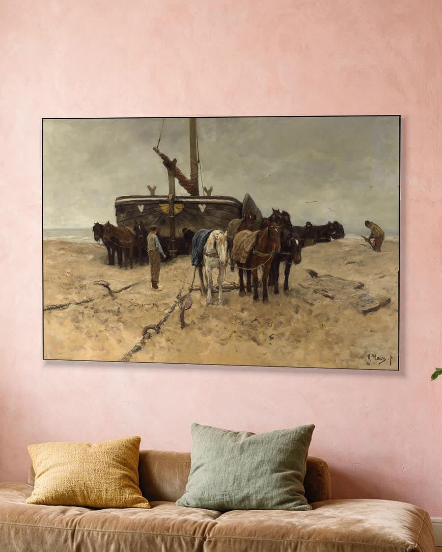 Vissersboot op het strand in een aluminium frame aan dezelfde muur
