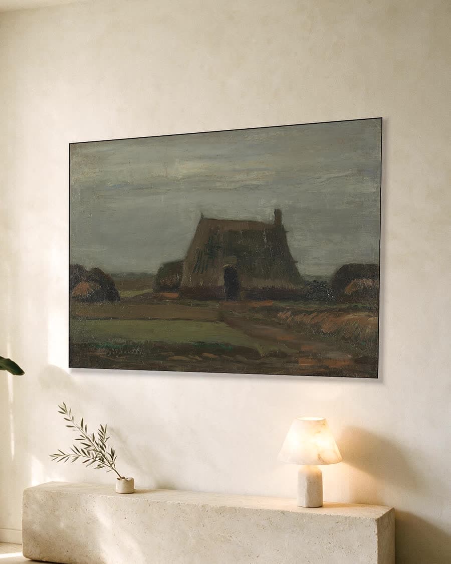 Boerderij met turfstapels in een aluminium frame aan dezelfde muur