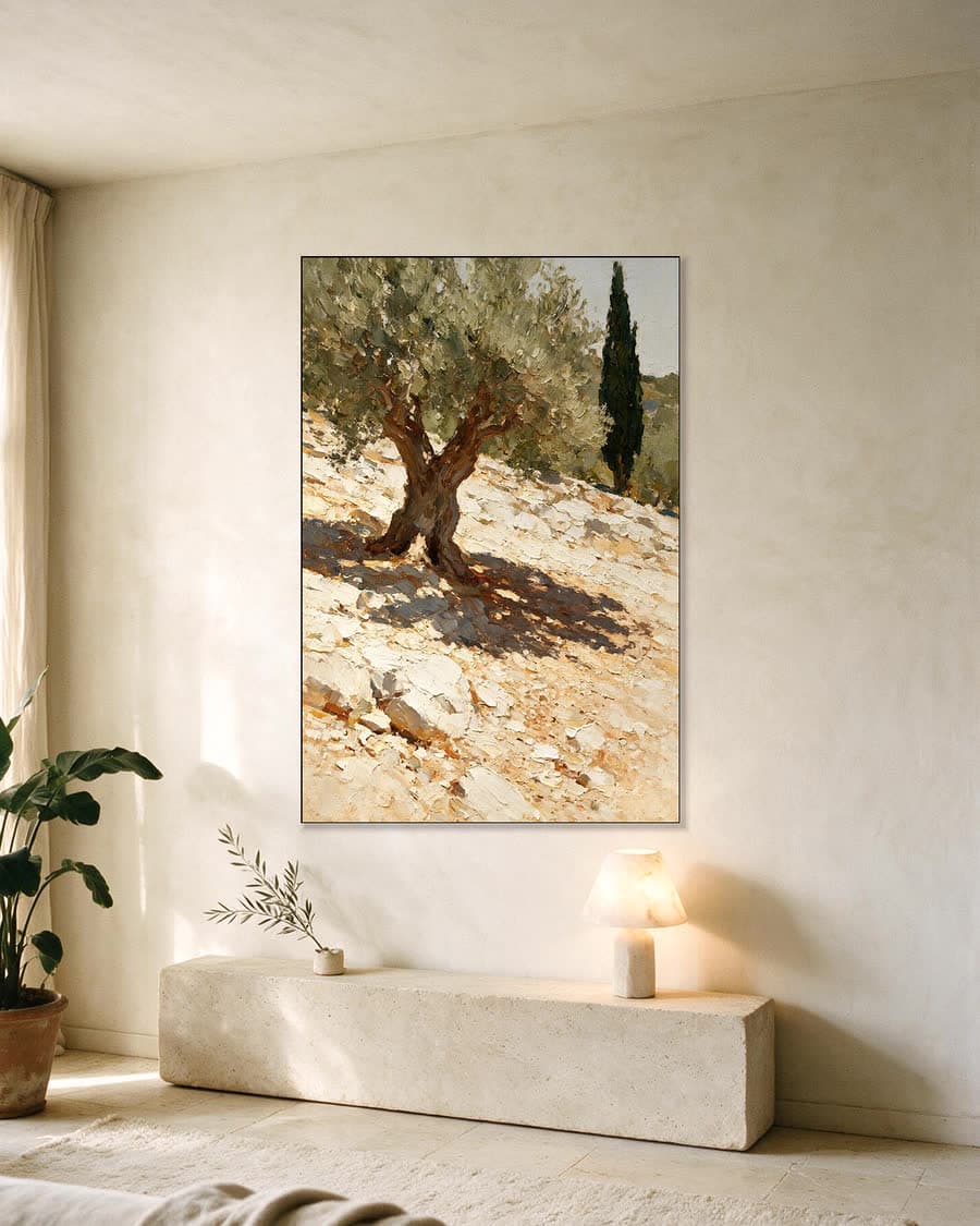 Olijfboom op de helling in een aluminium frame aan dezelfde muur