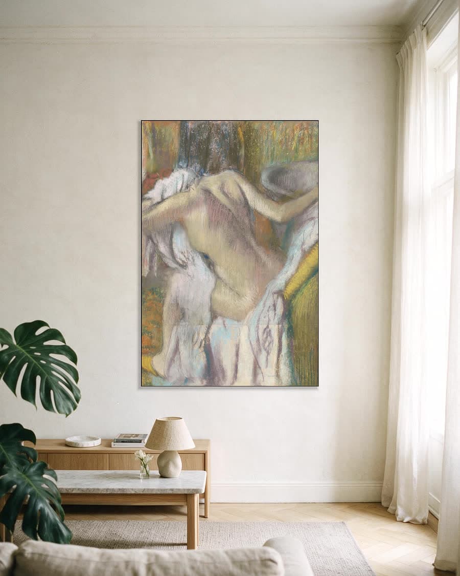 Na het bad, vrouw die zich afdroogt in een aluminium frame aan dezelfde muur