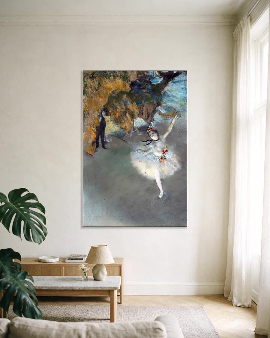 De ster (L'Étoile) in een aluminium frame aan dezelfde muur