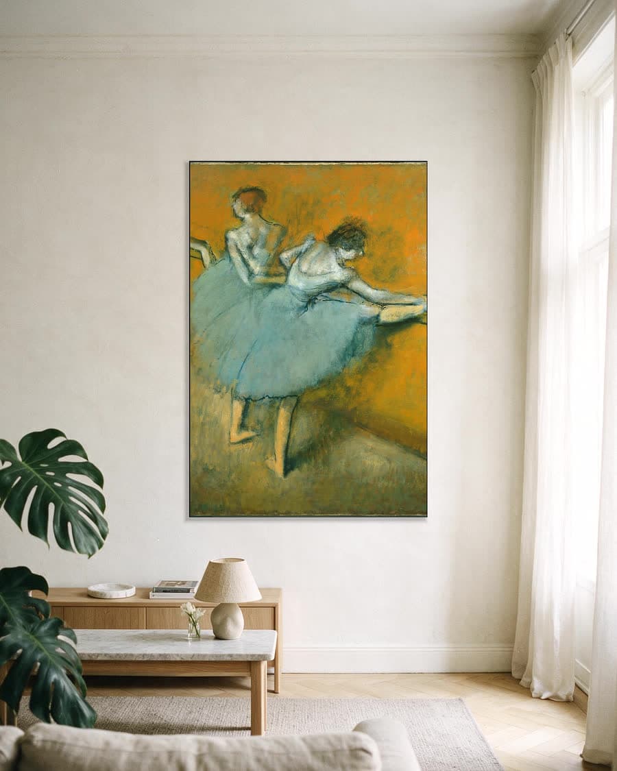 Danseressen aan de barre in een aluminium frame aan dezelfde muur