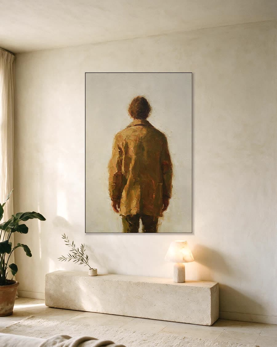 Man in een jas in een aluminium frame aan dezelfde muur