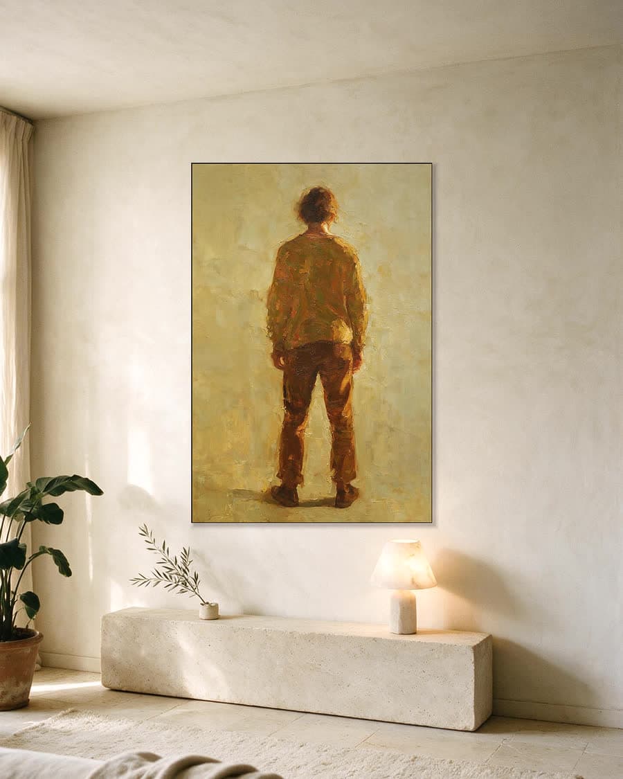 Man tegen een lichte muur in een aluminium frame aan dezelfde muur