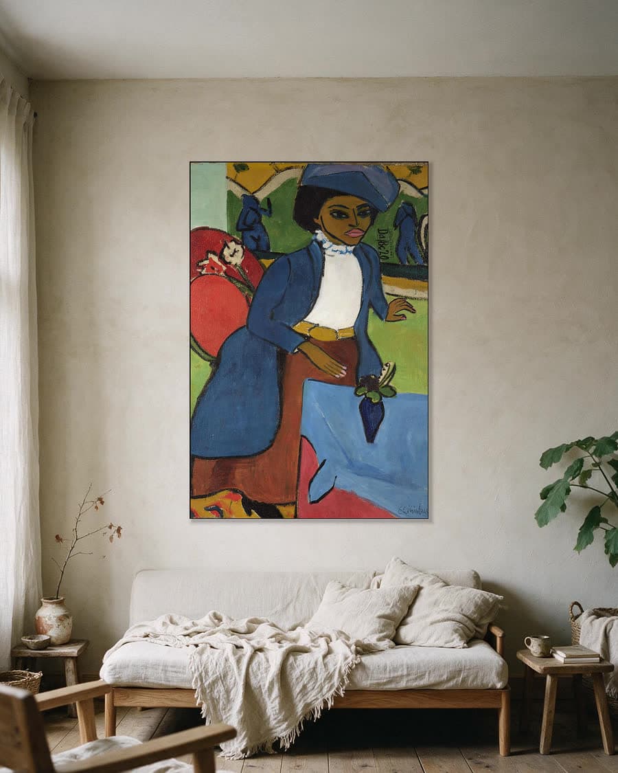 Portret van een vrouw in een aluminium frame aan dezelfde muur