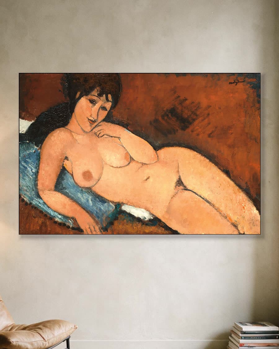 Naakt op een blauw kussen in een aluminium frame aan dezelfde muur
