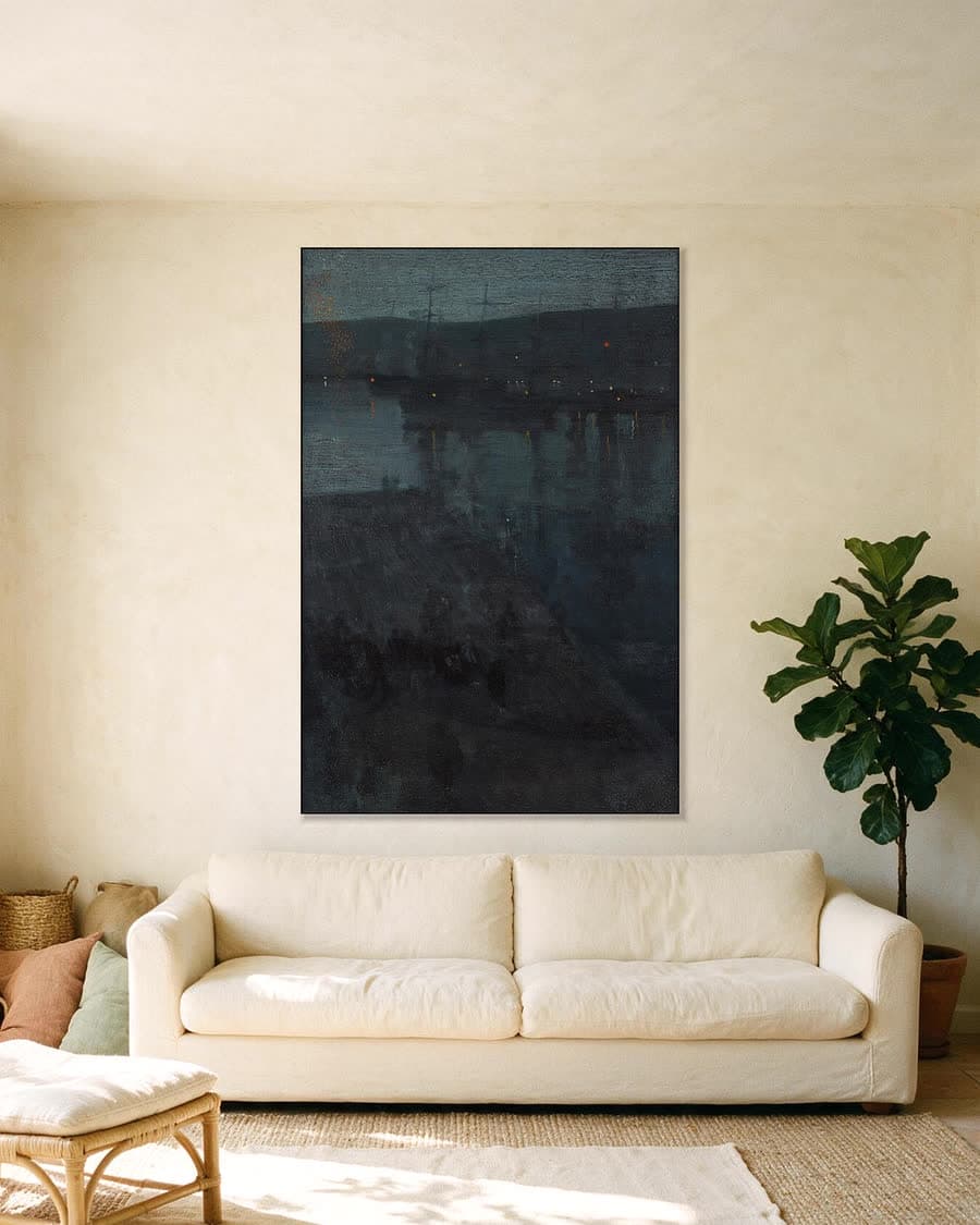 Nachtelijke reflecties in een aluminium frame aan dezelfde muur